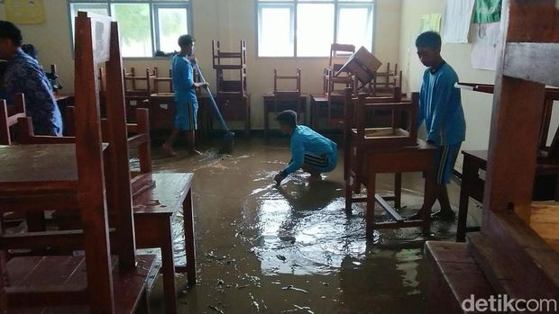 Banjir Bandang Yang Terjang Sma Kalidawir Tulungagung Sisakan Lumpur Tebal