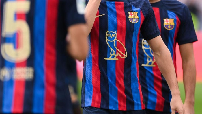 MADRID, SPAIN - OCTOBER 16: Sergio Roberto of FC Barcelona looks on wearing the modified OVO owl logo on the front of the FC Barcelona shirt, which celebrates Canadian musician Drake surpassing 50 billion streams on Spotify (Photo by David Ramos/Getty Images)