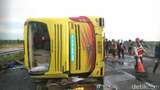 Penampakan Bus Rombongan Paskibraka Terguling di Tol Palembang-Lampung