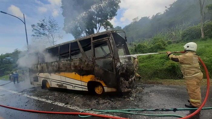 Bus terbakar di Tol Semarang-Solo KM 425, Semarang, Kamis (17/11/2022). Bus terbakar di Tol Semarang-Solo KM 425, Semarang, Kamis (17/11/2022).