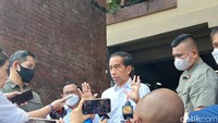 Dalam keterangan langsung Jokowi menyampaikan blusukan ini memang rutin dilakukan untuk mengecek harga barang dan inflasi.