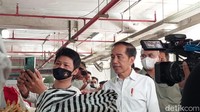 Jokowi dibanjiri permintaan foto bersama oleh para pedagang. Pedagang pasar yang didatangi Jokowi menjual berbagai macam bahan pokok, sayuran, bumbu-bumbu, hingga cabai dan bawang, Kamis, (17/11/2022).