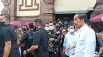Cek Harga Bapok, Jokowi Blusukan ke Pasar Badung Usai KTT G20