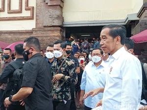 Cek Harga Bapok, Jokowi Blusukan ke Pasar Badung Usai KTT G20