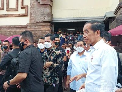 Cek Harga Bapok, Jokowi Blusukan ke Pasar Badung Usai KTT G20