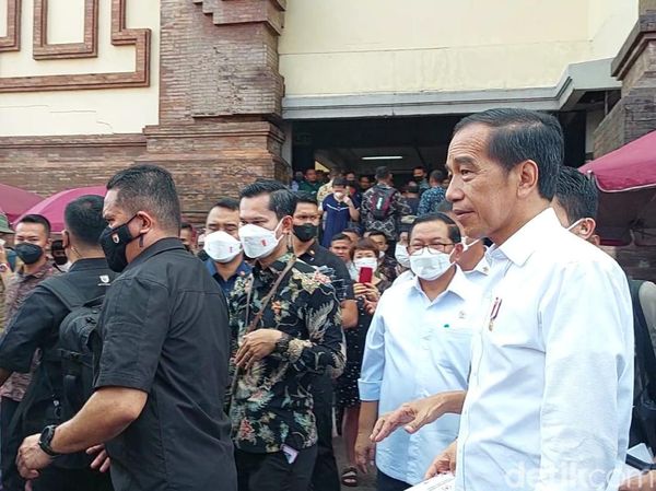 Cek Harga Bapok, Jokowi Blusukan ke Pasar Badung Usai KTT G20