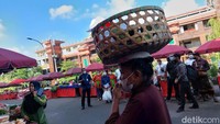 Kedatangan Jokowi pun disambut meriah oleh masyarakat dan para pedagang. Banyak yang menunggu, baik di luar pasar dan dalam.