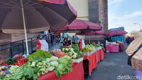 Presiden Joko Widodo melakukan blusukan ke Pasar Badung, Bali, Kamis (17/11). Dalam kesempatan itu, Jokowi menyempatkan berkeliling dan dialog dengan pedagang.