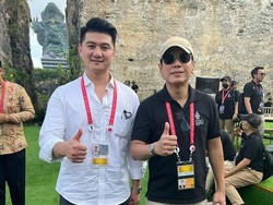 Chef Arnold dan Wisnutama tampak berfoto bersama. Diketahui, Wisnutama dipercaya sebagai tim kreatif G20 Bali. Foto: Instagram Chef Arnold