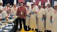 Chef Arnold bersama tim membuat hidangan spesial untuk tamu negara yang hadir di G20. Foto: Instagram Chef Arnold