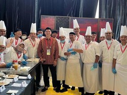 Chef Arnold bersama tim masak hidangan spesial untuk delegasi dan tamu negara yang hadir gala dinner di GWK Bali. Foto: Instagram Chef Arnold