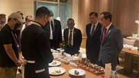 Preside Joko Widodo melihat menu yang disajikan oleh Chef Arnold. Foto: Instagram Chef Arnold