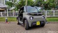 Citroen Ami Buggy menggunakan pintu unik dengan material besi. Sehingga, pengemudi di dalam bisa terlihat dengan jelas dari luar. Sementara pergantian transmisinya menggunakan tombol-tombol di sebelah kiri kursi. Foto: Septian Farhan Nurhuda / detik.com