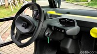 Mobil Citroen Ami Buggy yang dikenalkan tersebut merupakan produk impor utuh atau CBU dari Prancis. Itulah mengapa, setirnya masih berada di posisi kiri. Foto: Septian Farhan Nurhuda / detik.com