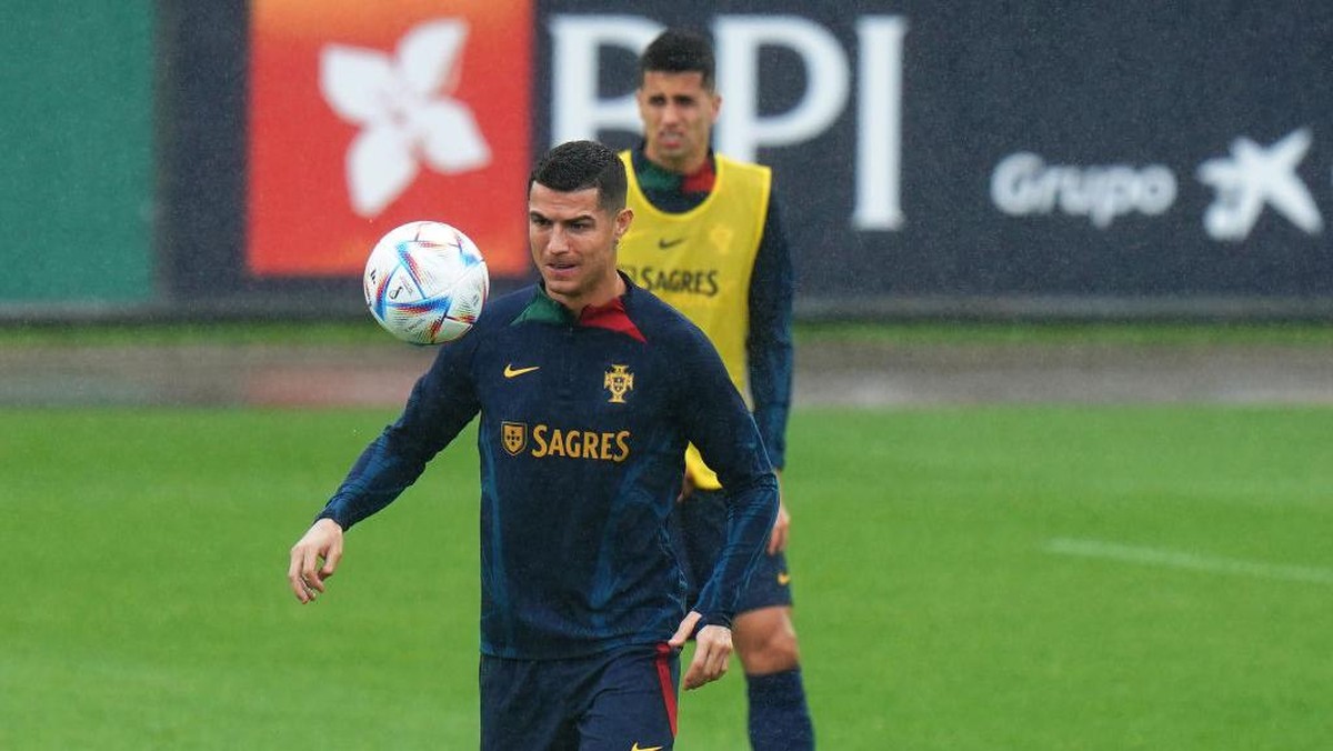 Momen ketika Ronaldo berlatih bersama Portugal. Foto: Getty Images/Gualter Fatia