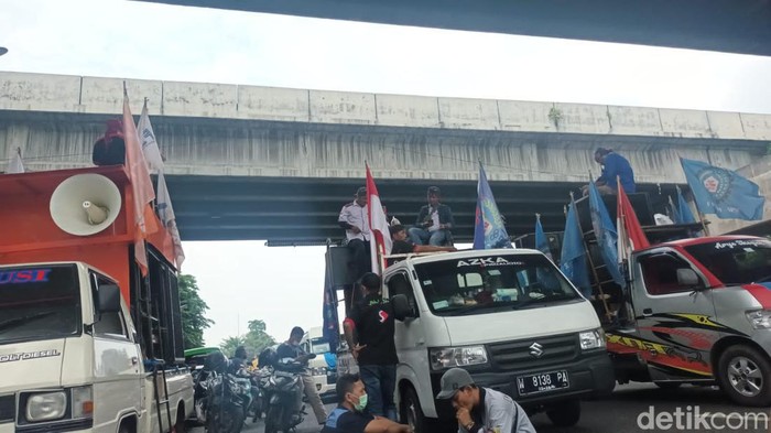 demo buruh surabaya
