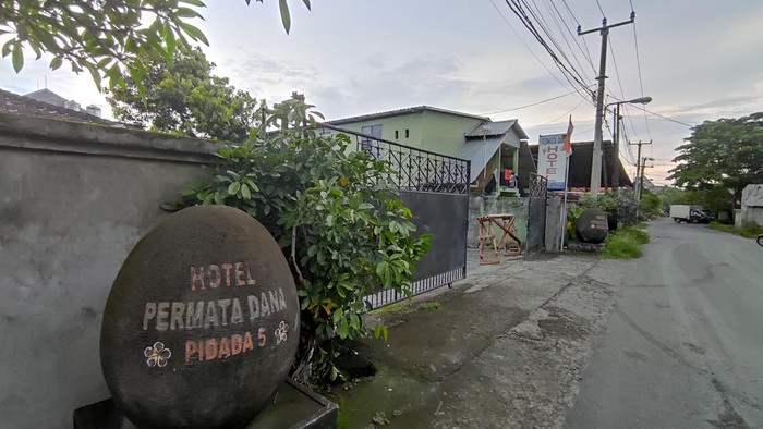 detikBali bersama wartawan lain bertemu dengan pengelola hotel tersebut. Namun ia enggan untuk memberikan keterangan terkait dengan peristiwa yang terjadi. Sebab, pihak kepolisian tak memberikan dirinya untuk mengungkapkan keterangan apapun. Bahkan wartawan yang datang ke lokasi tidak diizinkan untuk mengecek kamar yang diduga jadi lokasi open BO antara polisi dengan wanita MiChat tersebut. Meski demikian, ia tetap menyambut kedatangan wartawan secara ramah dan menyampaikan bahwa tak bisa memberikan keterangan sama sekali. Foto: I Wayan Sui Suadnyana