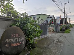 detikBali bersama wartawan lain bertemu dengan pengelola hotel tersebut. Namun ia enggan untuk memberikan keterangan terkait dengan peristiwa yang terjadi. Sebab, pihak kepolisian tak memberikan dirinya untuk mengungkapkan keterangan apapun. Bahkan wartawan yang datang ke lokasi tidak diizinkan untuk mengecek kamar yang diduga jadi lokasi open BO antara polisi dengan wanita MiChat tersebut. Meski demikian, ia tetap menyambut kedatangan wartawan secara ramah dan menyampaikan bahwa tak bisa memberikan keterangan sama sekali. Foto: I Wayan Sui Suadnyana