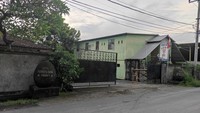 detikBali kemudian masuk ke hotel tersebut. Sekilas dari penampakannya, hotel itu nampak sudah berusia lama. Dinding luar kamar hotel nampak dicat berwarna putih kekuningan. Bagian bawahnya dipasang keramik berwarna hijau. Foto: I Wayan Sui Suadnyana