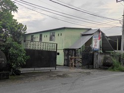 detikBali kemudian masuk ke hotel tersebut. Sekilas dari penampakannya, hotel itu nampak sudah berusia lama. Dinding luar kamar hotel nampak dicat berwarna putih kekuningan. Bagian bawahnya dipasang keramik berwarna hijau. Foto: I Wayan Sui Suadnyana