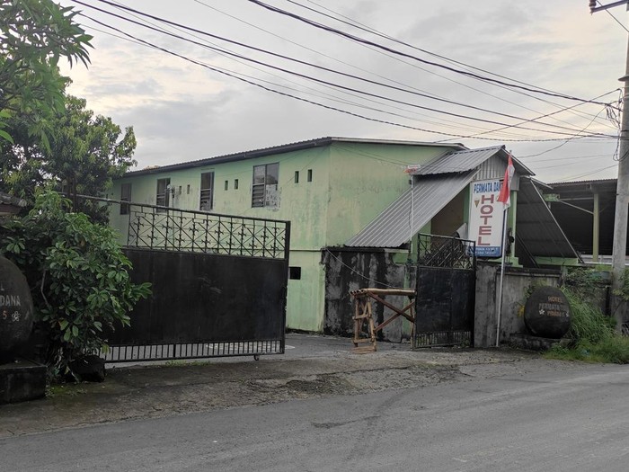 detikBali kemudian masuk ke hotel tersebut. Sekilas dari penampakannya, hotel itu nampak sudah berusia lama. Dinding luar kamar hotel nampak dicat berwarna putih kekuningan. Bagian bawahnya dipasang keramik berwarna hijau. Foto: I Wayan Sui Suadnyana