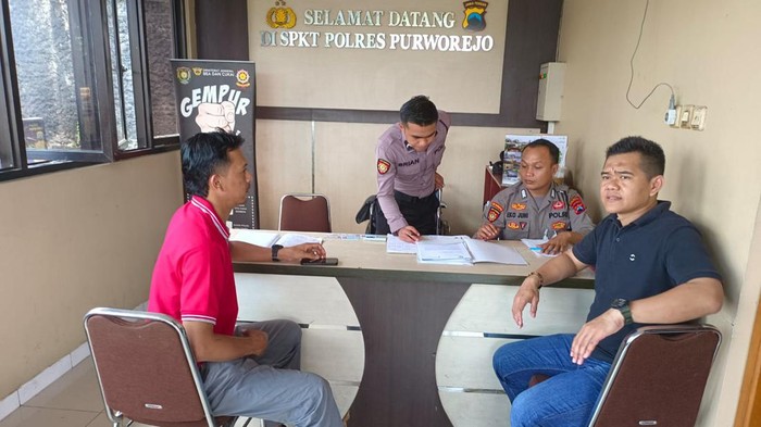 Dody suami bidan yang diduga selingkuh dengan Bripka AS, didampingi kuasa hukumnya mengadu ke Polres Purworejo, Kamis (17/11/2022).