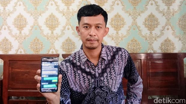 Dody Tisna (37) menunjukkan chat istrinya bidan Purworejo yang berselingkuh dengan Bripka AS, Kamis (17/11/2022).