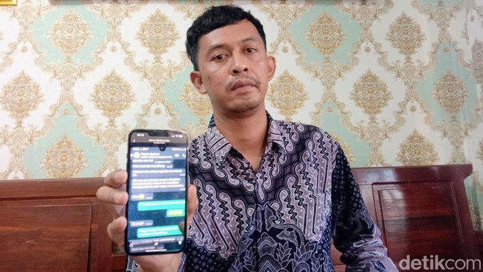 Dody Tisna (37) menunjukkan chat istrinya bidan Purworejo yang berselingkuh dengan Bripka AS, Kamis (17/11/2022).
