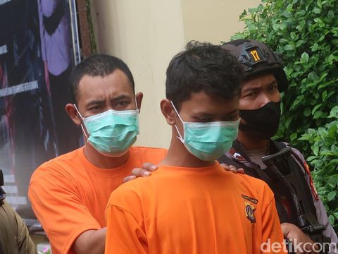 Dua tersangka kasus pembunuhan wanita hamil yang jasadnya ditemukan di Pantai Ngrawe Gunungkidul, dihadirkan dalam jumpa pers di Polres Gunungkidul, Kamis (17/11/2022).