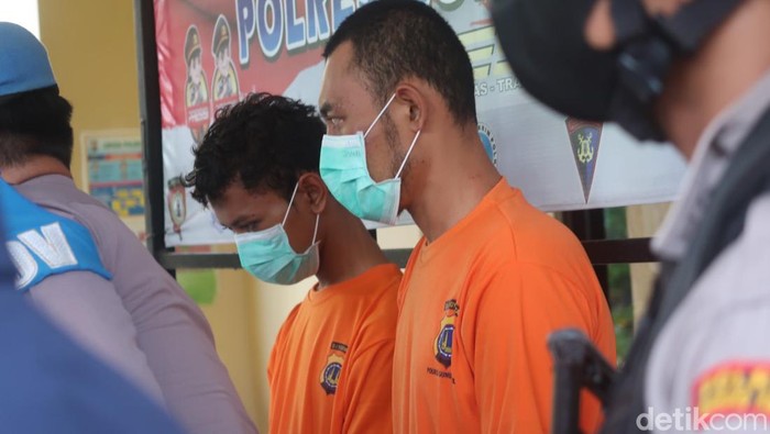 Dua tersangka kasus pembunuhan wanita hamil yang jasadnya ditemukan di Pantai Ngrawe Gunungkidul, dihadirkan dalam jumpa pers di Polres Gunungkidul, Kamis (17/11/2022).