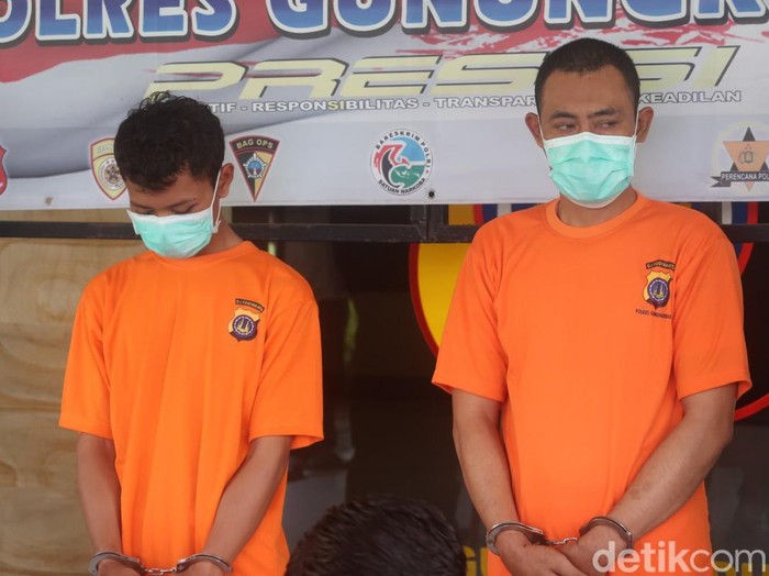Dua tersangka kasus pembunuhan wanita hamil yang jasadnya ditemukan di Pantai Ngrawe Gunungkidul, dihadirkan dalam jumpa pers di Polres Gunungkidul, Kamis (17/11/2022).
