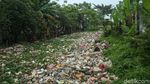 Duh... Aliran Irigasi di Bekasi Tertutup Sampah hingga 300 Meter