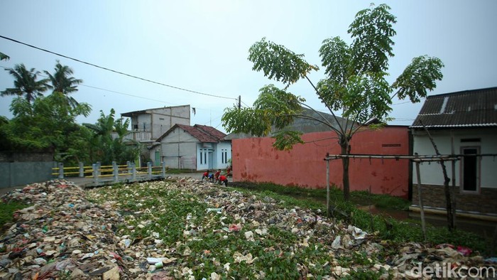 Duh.. Aliran Irigasi di Bekasi Tertutup Sampah 300 Meter Sampah rumah tangga menumbat aliran Irigasi di Bekasi. Sampah tersebut menyumbat aliran kali sekitar 300 meter.
