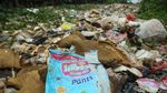 Duh... Aliran Irigasi di Bekasi Tertutup Sampah hingga 300 Meter