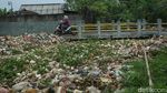 Duh... Aliran Irigasi di Bekasi Tertutup Sampah hingga 300 Meter