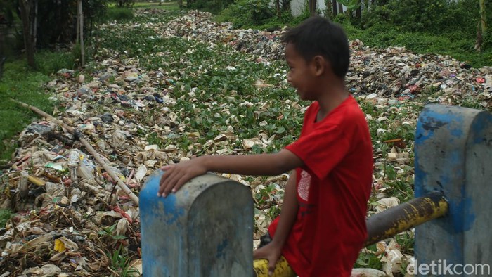 Duh.. Aliran Irigasi di Bekasi Tertutup Sampah 300 Meter Sampah rumah tangga menumbat aliran Irigasi di Bekasi. Sampah tersebut menyumbat aliran kali sekitar 300 meter.