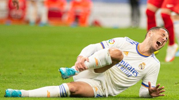 MADRID, SPAIN - FEBRUARY 06: Eden Hazard of Real Madrid CF lies injured during the La Liga Santander match between Real Madrid CF and Granada CF at Estadio Santiago Bernabeu on February 6, 2022 in Madrid, Spain. (Photo by Alvaro Medranda/Eurasia Sport Images/Getty Images)