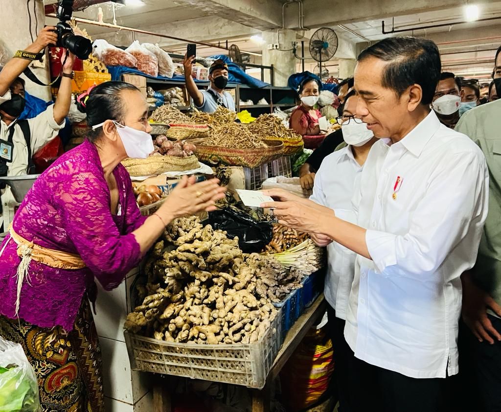 foto/ Usai G20, Presiden Jokowi Blusukan ke Pasar Badung/Foto: Lukas - Biro Pers Sekretariat Presiden