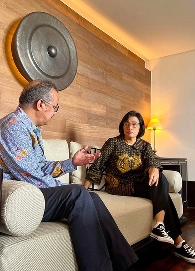 Kolom komentarnya langsung banjir pujian. Salfok sama sepatunya Bu, puji seorang warganet. Ada pula yang berseloroh, Itu sepatu jaman sekolah SMA yah Bu..? Yg penting nyaman dipakainya yah Bu. (Foto: Instagram/@smindrawati)