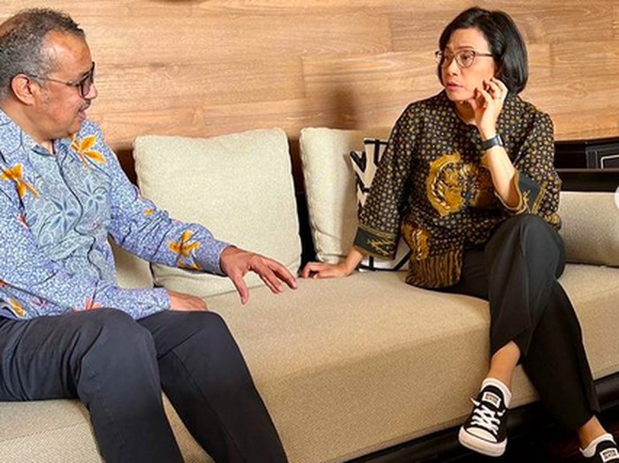 Gaya Menteri Sri Mulyani Pakai Sneakers Gaya Menteri Sri Mulyani Pakai Sneakers