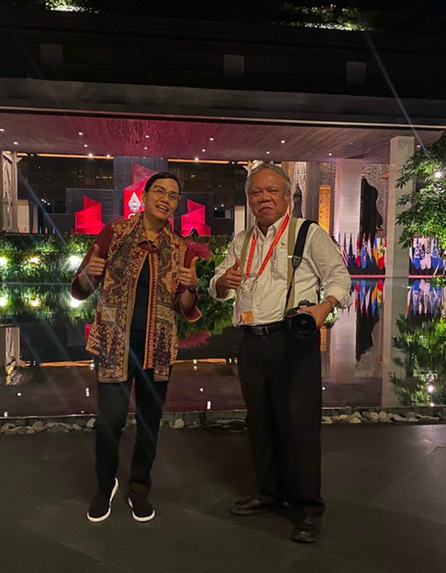 Sneakers yang berbeda tampak menemani penampilan Sri Mulyani saat rehat sejenak bersama Menteri PUPR Basuki Hadimuljono. Dengan gaya andalannya, Sri Mulyani sempat dipotret oleh Basuki yang kebetulan jadi fotografer dadakan di pertemuan para pemimpin dunia tersebut. (Foto: Instagram/@smindrawati)