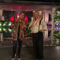 Sneakers yang berbeda tampak menemani penampilan Sri Mulyani saat rehat sejenak bersama Menteri PUPR Basuki Hadimuljono. Dengan gaya andalannya, Sri Mulyani sempat dipotret oleh Basuki yang kebetulan jadi fotografer dadakan di pertemuan para pemimpin dunia tersebut. (Foto: Instagram/@smindrawati)