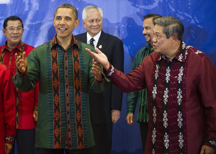 US President Barack Obama (2nd L) and Indonesian President Susilo Bambang Yudhoyono (C) wearing Indonesian traditional clothes attend the gala dinner during the Association of Southeast Asian Nations (ASEAN) Summit and East Asia Summit in Nusa Dua in Indonesias resort island of Bali on November 18, 2011.                             AFP PHOTO/Jim WATSON (Photo credit should read JIM WATSON/AFP via Getty Images)