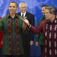 Pada 2011, Indonesia pernah menjadi tuan rumah East Asia Summit di Bali. Saat gala dinner, para tamu VVIP, termasuk Presiden Barack Obama, memakai kemeja tenun ikat khas Timur. (Foto: AFP via Getty Images/JIM WATSON)