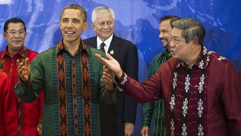 John Brunner meramalkan presiden Amerika tahun 2010 pada tahun 1968:Dalam novel Stand on Zanzibar karya John Brunner, Amerika Serikat pada tahun 2010 disebut dipimpin oleh Presiden Obomi. Presiden bernama Barack Obama benar-benar memimpin AS tahun itu, namanya hanya beda satu huruf. Foto: AFP via Getty Images/JIM WATSON