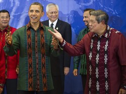 Pada 2011, Indonesia pernah menjadi tuan rumah East Asia Summit di Bali. Saat gala dinner, para tamu VVIP, termasuk Presiden Barack Obama, memakai kemeja tenun ikat khas Timur. (Foto: AFP via Getty Images/JIM WATSON)