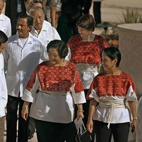 Di APEC 2002 yang berlangsung di Meksiko, para pria memakai guayabera berwarna putih. Seperti kemeja biasa, hanya saja baju ini memiliki kantong yang lebih banyak dan dihiasi detail bordiran. Adapun para wanita, seperti Presiden Megawati Soekarnoputri memakai tunik bermotif etnik yang dipermanis dengans sabuk tali. (Foto: AFP via Getty Images/ROBERTO SCHMIDT)