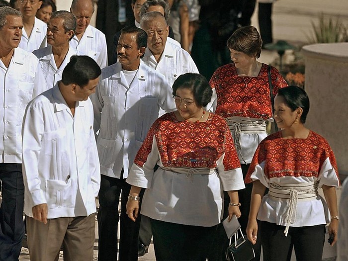 US President George W. Bush (L) walks out with Asian leaders after the family photo for leaders attending the X Asia-Pacific Economic Cooperation (APEC) summit in Los Cabos, Mexico, 27 October 2002.  Front row from left are Thai Prime Minister Thaksin Shinawatra, Indonesian President Megawati Soekarnoputri and Philippines President Gloria Arroyo. Second row from left are Bush, Brunei Sultan Hassanal Bolkiah and New Zealand Prime Minister Helen Clark.  Back row from left are Malaysian Deputy Prime Minister Abdullah Badawi and Hong Kong Chief Executive Tung Chee Hwa.           AFP PHOTO/Roberto SCHMIDT (Photo by Roberto SCHMIDT / AFP) (Photo by ROBERTO SCHMIDT/AFP via Getty Images)