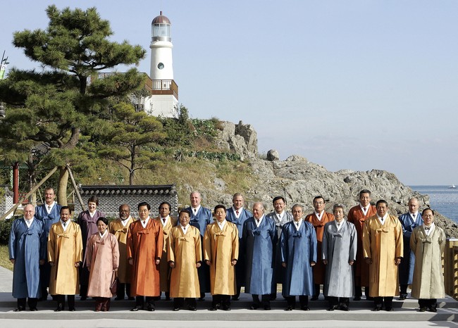 APEC 2005 digelar di Busan, Korea Selatan. Kali ini Presiden AS George Bush, Presiden Filipina Gloria Macapagal Arroyo, dan kawan-kawan bersolek dengan hanbok. (Foto: AFP via Getty Images/PAUL J .RICHARDS)