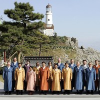 APEC 2005 digelar di Busan, Korea Selatan. Kali ini Presiden AS George Bush, Presiden Filipina Gloria Macapagal Arroyo, dan kawan-kawan bersolek dengan hanbok. (Foto: AFP via Getty Images/PAUL J .RICHARDS)